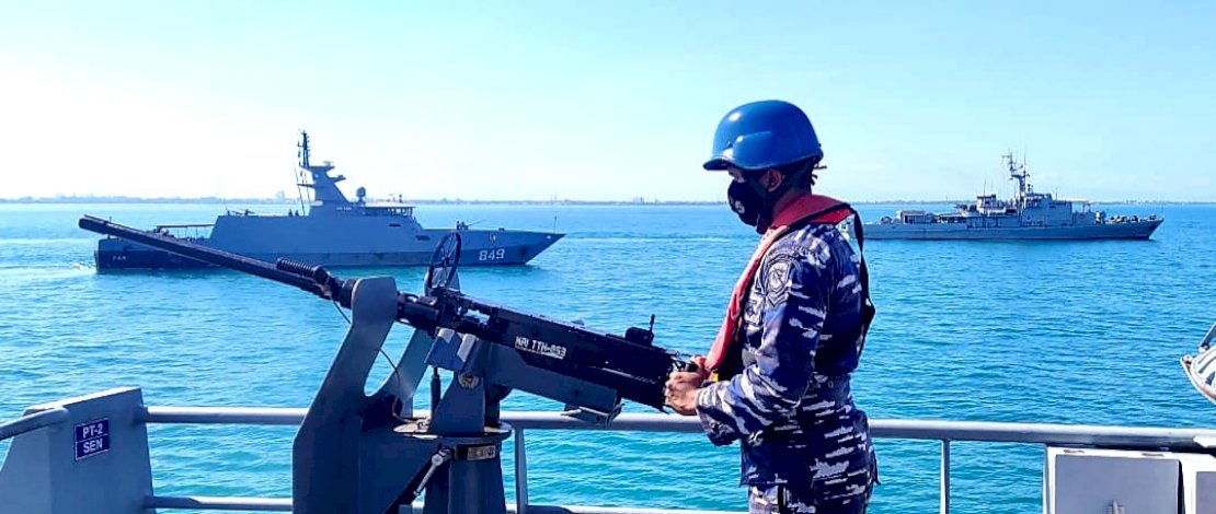 Tiga Kapal Perang TNI AL Latihan Manuver Taktis Di Sekitar Laut Makassar