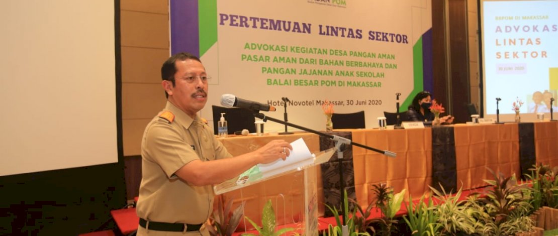 Sekda Kota Makassar, M Ansar berbincang-bincang di sela acara pertemuan lintas sektor.