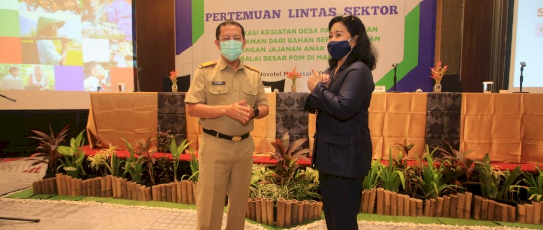 Sekda Kota Makassar, M Ansar berbincang-bincang di sela acara pertemuan lintas sektor.