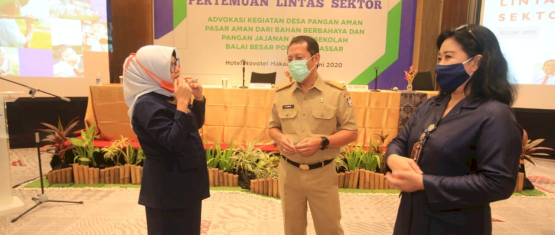 Sekda Kota Makassar, M Ansar berbincang-bincang di sela acara pertemuan lintas sektor.