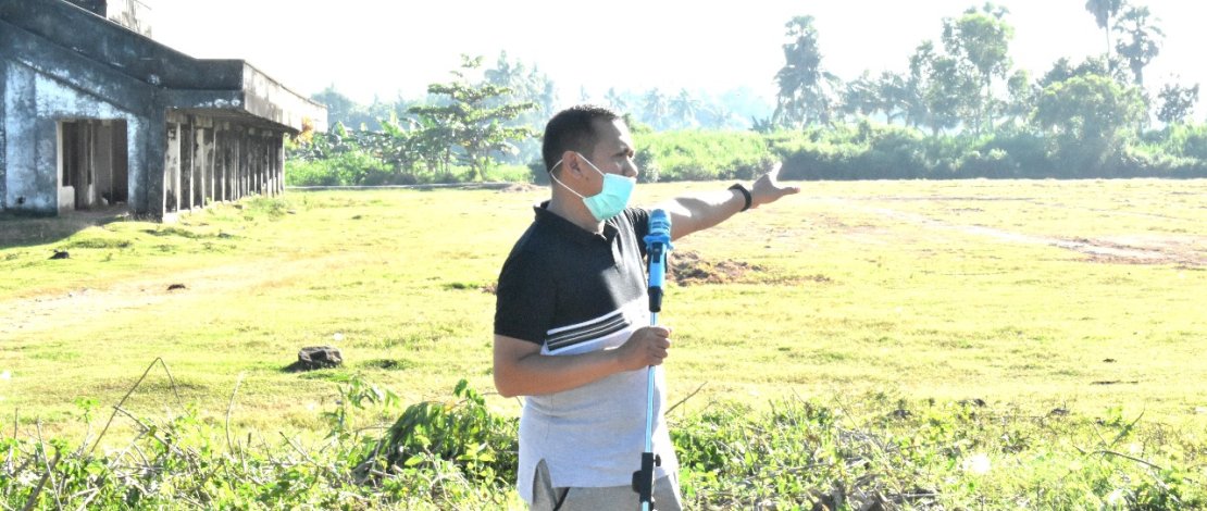 Bupati Takalar, H Syamsari memukul gendang saat peresemian perubahan nama Stadion Paccea menjadi GOR Pemuda Ranggong Daeng Romo.