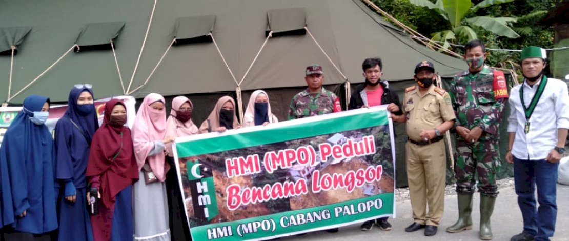 Pengurus HMI menyalurkan bantuan kepada korban tanah longsor di Battang Barat, Palopo.