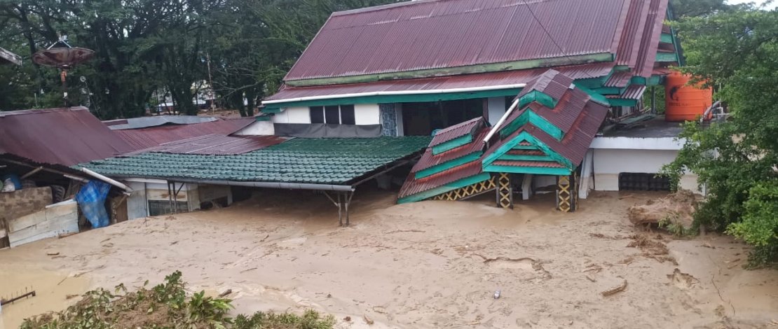 Banjir bandang yang melanda Luwu Utara tadi malam, menyisakan endapan lumpur tebal.