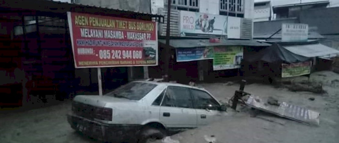 Banjir bandang yang melanda Luwu Utara tadi malam, menyisakan endapan lumpur tebal.