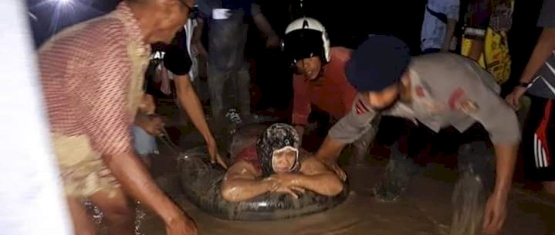 Seorang warga dievakuasi menggunakan ban dalam.