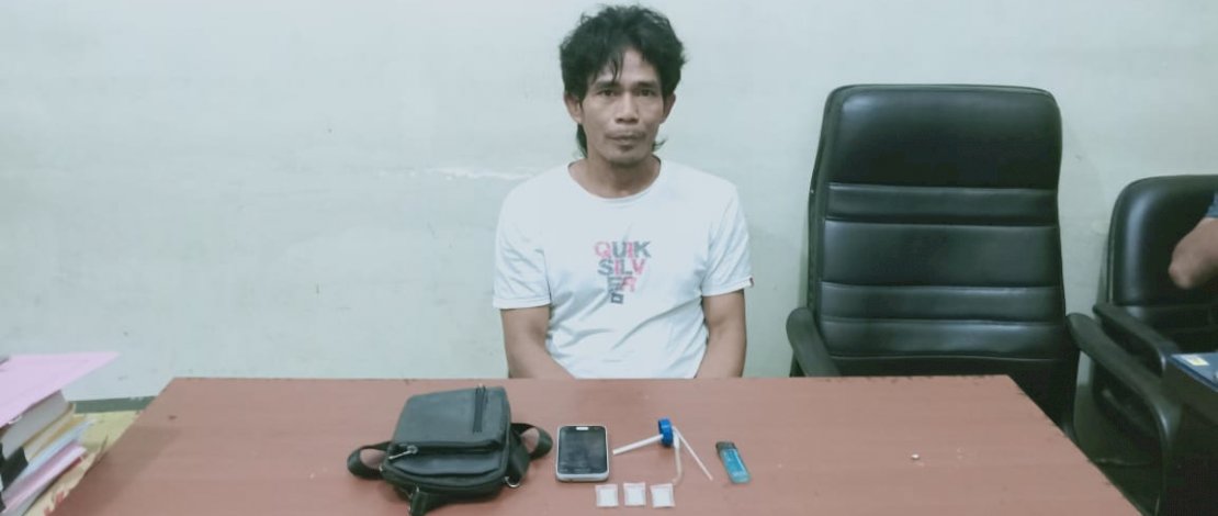 Andi Mallarangeng saat ditangkap bersama barang bukti.