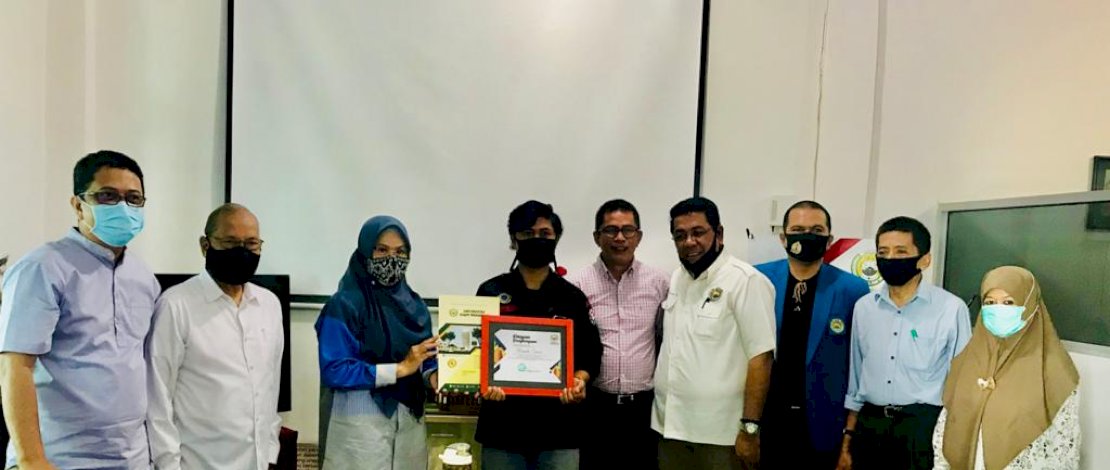 "Selamat untuk ananda Renaldi Sawir. Sukses terus, proud of You nak," ujar Majdah saat menyerahkan langsung piagam juara poster di Fakultas Tehnik UIM.