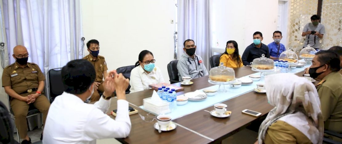 Pj Wali Kota Makassar, Rudy Djamaluddin saat bertemu dengan sejumlah pedagang Pantai Losari.