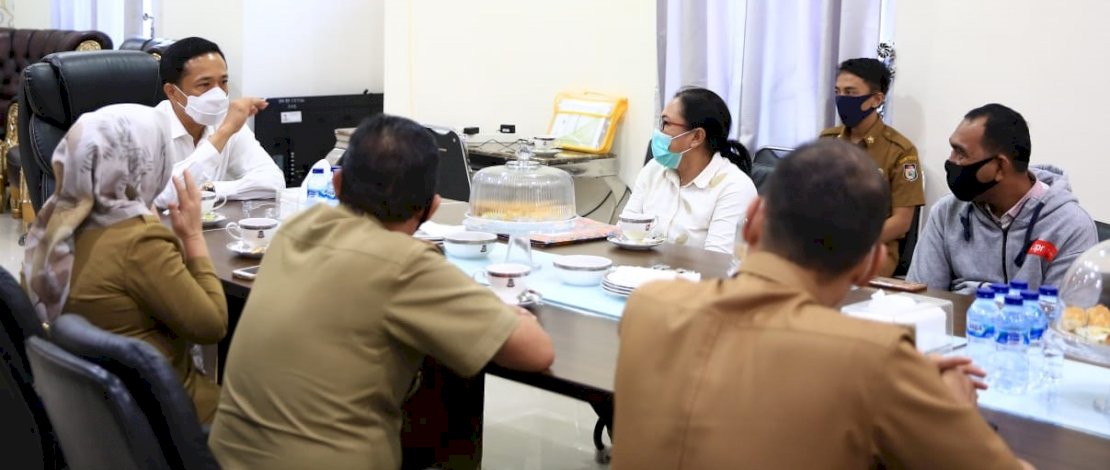 Pj Wali Kota Makassar, Rudy Djamaluddin saat bertemu dengan sejumlah pedagang Pantai Losari.