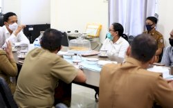 Bertemu Penjual Pisang Epe Losari, Prof Rudy Minta Jaminan Protokol Kesehatan Sebelum Buka