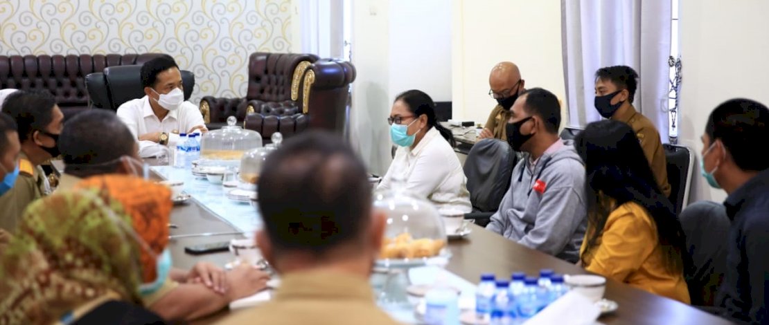Pj Wali Kota Makassar, Rudy Djamaluddin saat bertemu dengan sejumlah pedagang Pantai Losari.