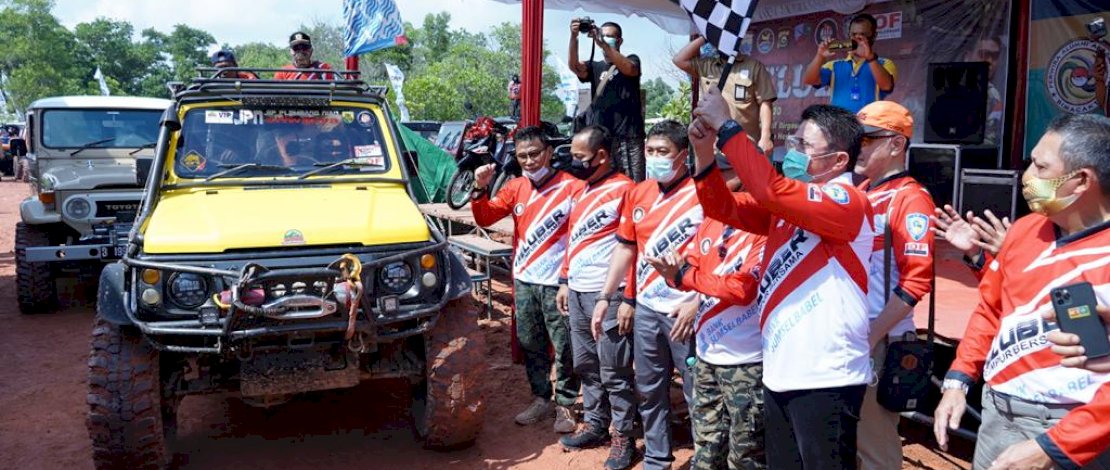 Gubernur Sumsel, H Herman Deru, saat melepas rombongan off road.