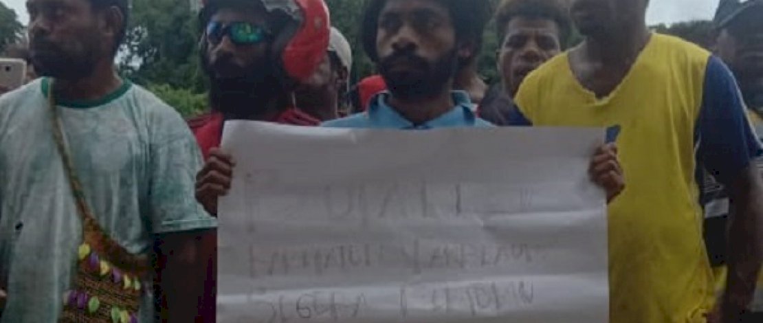 Pemuda pencari kerja melakukan aksi demonstrasi di Distrik Mubrani, Papua Barat.