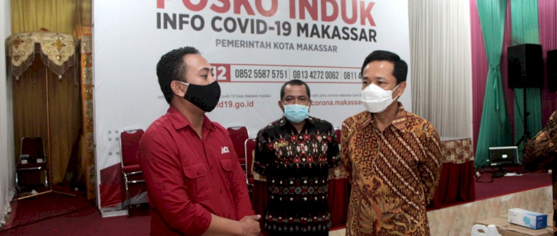 Kawan Lama Foundation menyerahkan bantuan APD ke Pemkot Makassar.