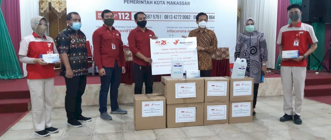 Kawan Lama Foundation menyerahkan bantuan APD ke Pemkot Makassar.