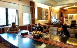 Bukamata Berikan Kenang-kenangan kepada Kapolda Sulsel Irjen Mas Guntur Laupe