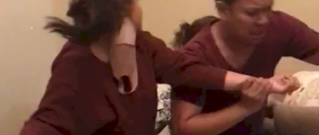 Tangkapan layar putri kandung hantam stoples ke kepala istri siri ayahnya.