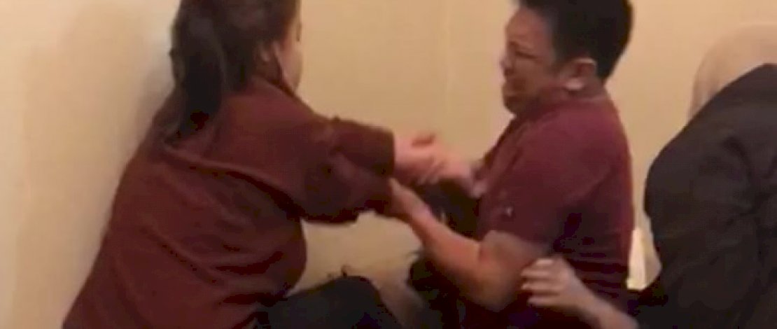 Tangkapan layar video pengeroyokan istri siri oleh istri sah dan putrinya di Makassar.