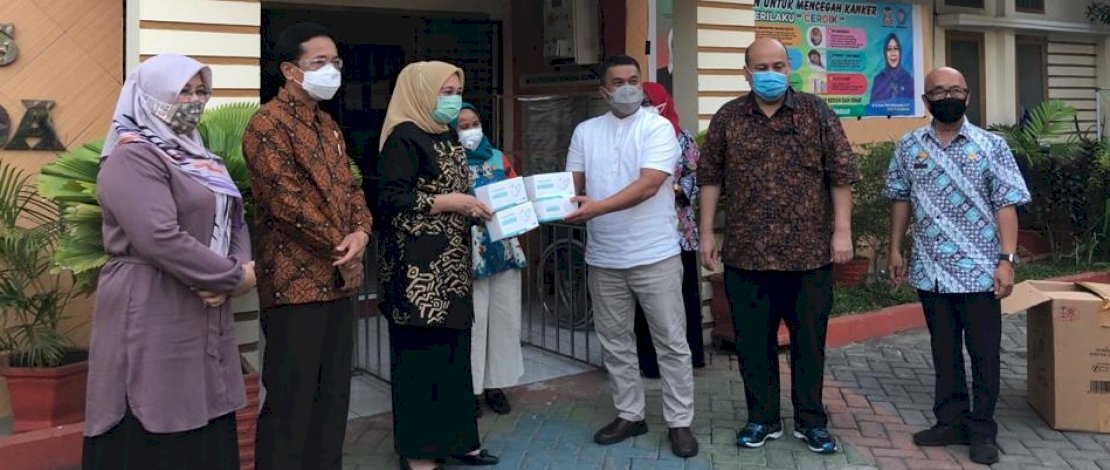 Ketua Perbanas Sulsel, Andi Hudli Huduri (baju putih), menyerahkan bantuan masker ke Pemkot Makassar, diterima Kadis Kesehatan Kota Makassar, disaksikan Pj Wali Kota.