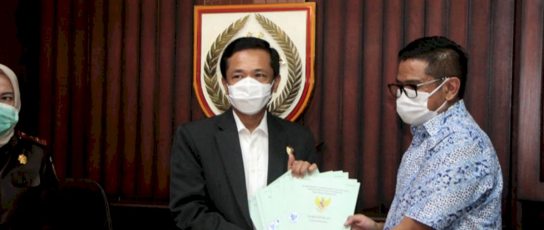 Pj Wali Kota Makassar, Rudy Djamaluddin menerima sertifikat Jl Metro Tanjung Bunga dari Associate Director GMTD A Eka Firman.