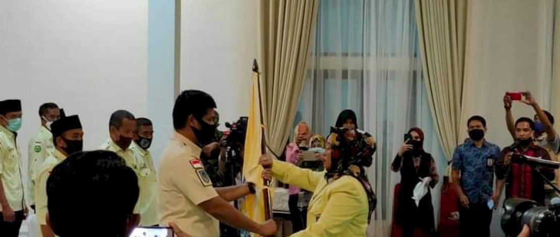 Ketua APDESI Sulsel, Sri Rahayu Usmi menyerahkan pataka kepada Ketua APDESI Luwu, Andi Arfam Basmin. Ketua APDESI Sulsel, Sri Rahayu Usmi menyerahkan pataka kepada Ketua APDESI Luwu, Andi Arfam Basmin.