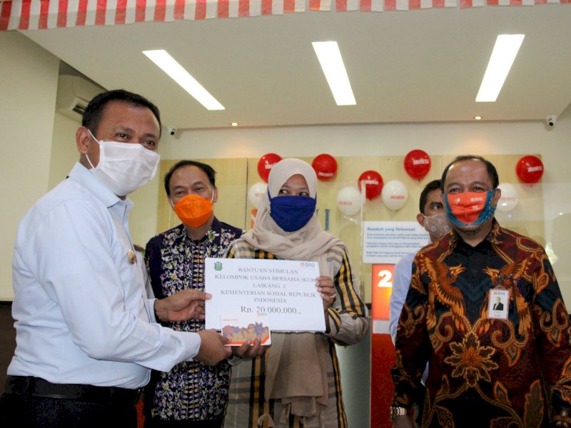 Stimulan UMKM di Tengah Pandemi, Bupati Salurkan KUBE untuk 102 Kelompok Usaha