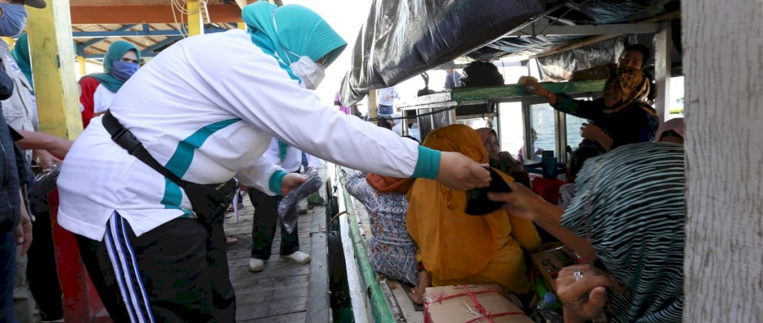 Ketua TP PKK Kota Makassar Bagikan 2000 Masker ke Pulau Barrang Lompo