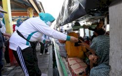 Ketua TP PKK Kota Makassar Bagikan 2000 Masker ke Pulau Barrang Lompo
