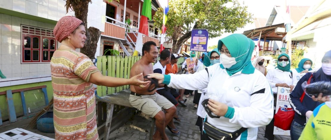 Ketua TP PKK Kota Makassar Bagikan 2000 Masker ke Pulau Barrang Lompo