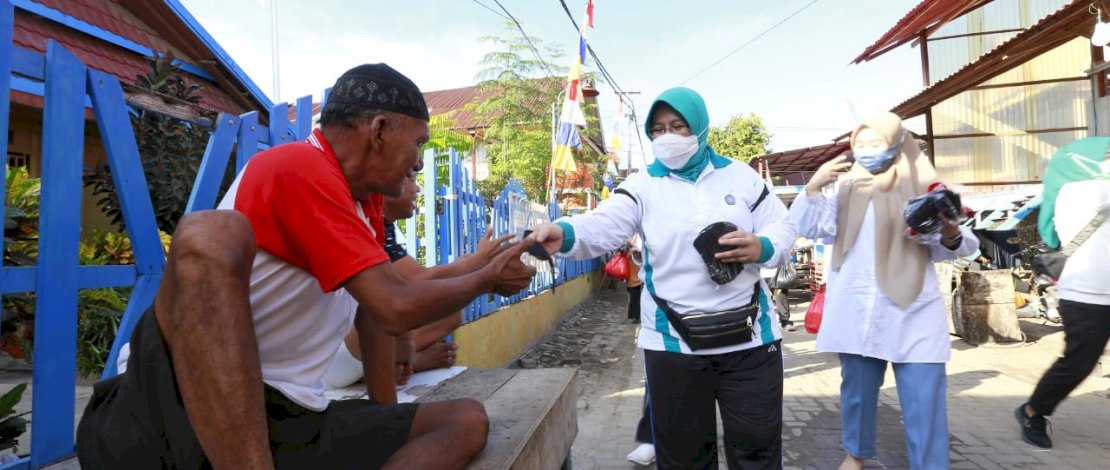 Ketua TP PKK Kota Makassar Bagikan 2000 Masker ke Pulau Barrang Lompo