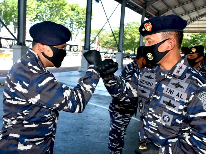 Laksamana Pertama TNI Benny Sukandari Resmi Pegang Tongkat Komando Lantamal VI