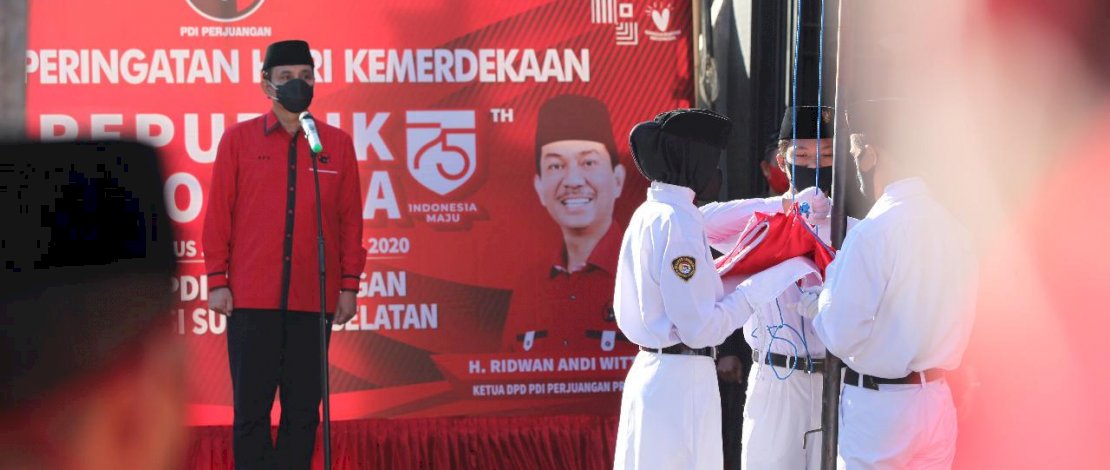Sekretaris DPD PDI Perjuangan Sul-Sel, Rudy P. Goni bertindak sebagai pembina upacara peringatan HUT Kemerdekaan RI Ke - 75, dihalaman sekretariat DPD Jl. Gunung Bawakaraeng Kota Makassar