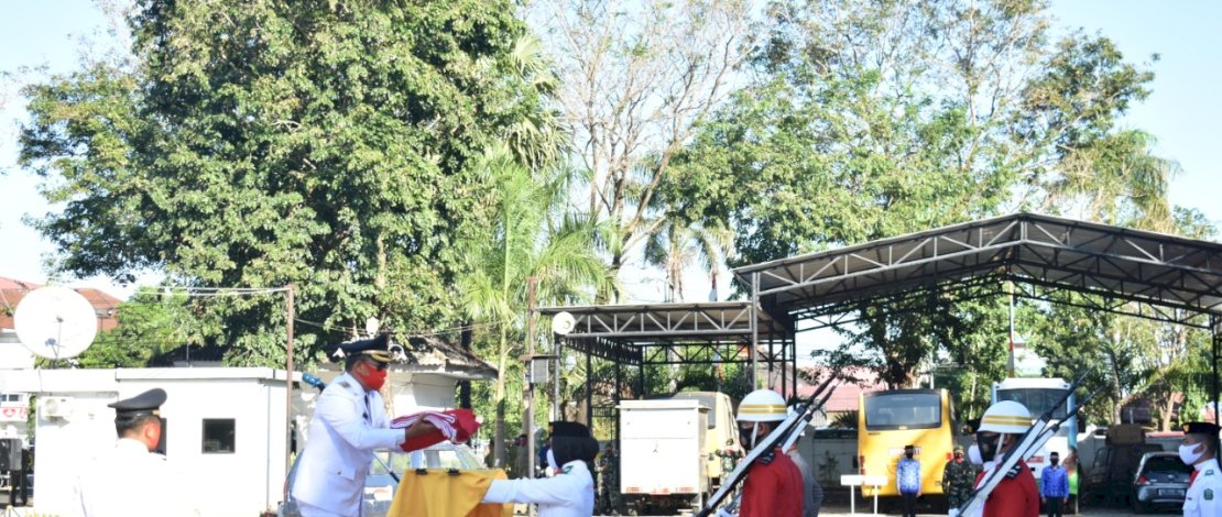 Wakil Bupati Takalar H. Achmad Se're S.Sos menjadi pembina dalam upacara bendera yang berlangsung di halaman upacara Kantor Bupati Takalar