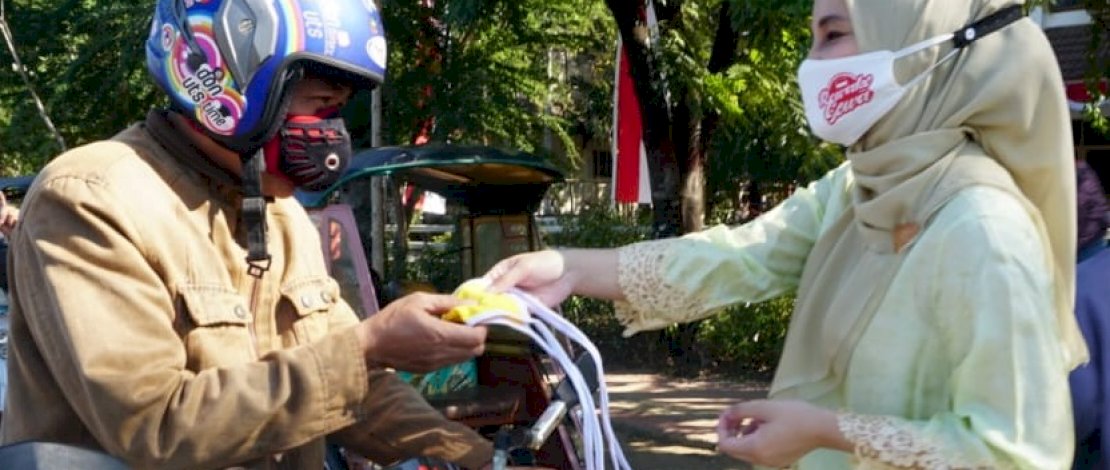 Ibu Priska Paramita saat membagikan masker kepada pengguna jalan di Gowa.