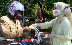 HUT Ke-75 RI, PKK Gowa Bagikan Puluhan Ribu Masker kepada Masyarakat