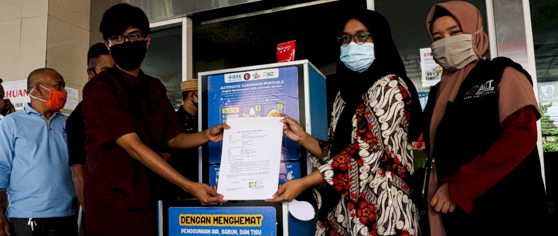 ACT memberikan bantuan automatic handwash ke beberapa instansi.