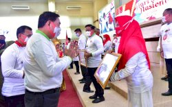 Dorong Anak Kembali Sekolah, Ketua TP PKK Takalar Raih Penghargaan