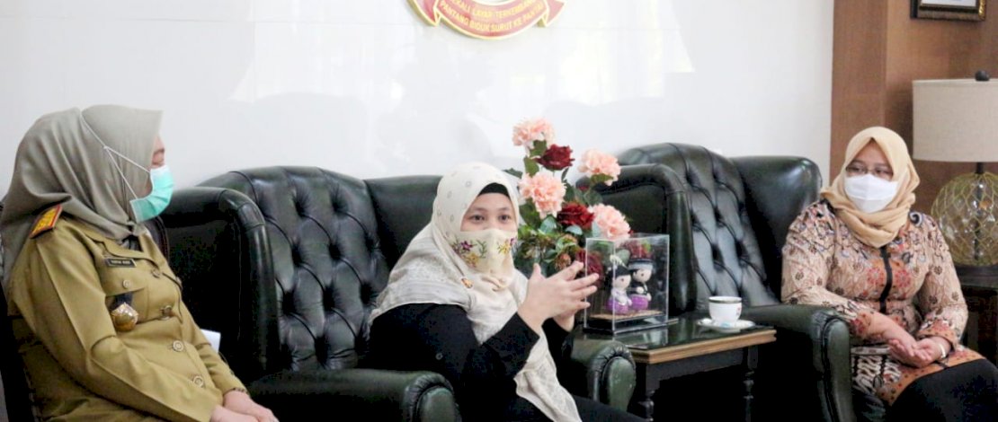 Ketua TP PKK Kota Makassar Rossy Timur (Tengah)