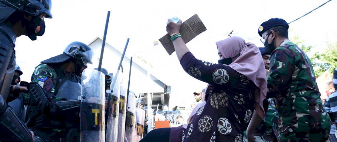 Pasukan Anti Huru Hara Lantamal VI Berhasil Halau Demo Anarkis