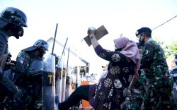 Pasukan Anti Huru Hara Lantamal VI Berhasil Halau Demo Anarkis