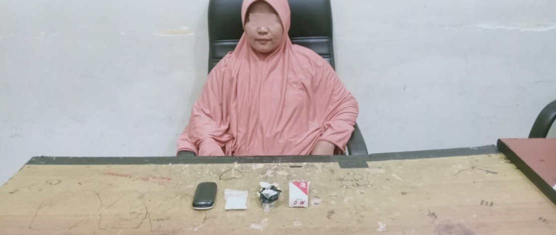 Pengedar dan barang bukti narkoba saat dibekuk Satres Narkoba Polres Luwu.