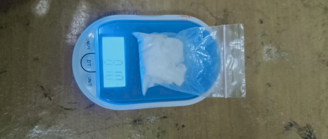 Pengedar dan barang bukti narkoba saat dibekuk Satres Narkoba Polres Luwu.