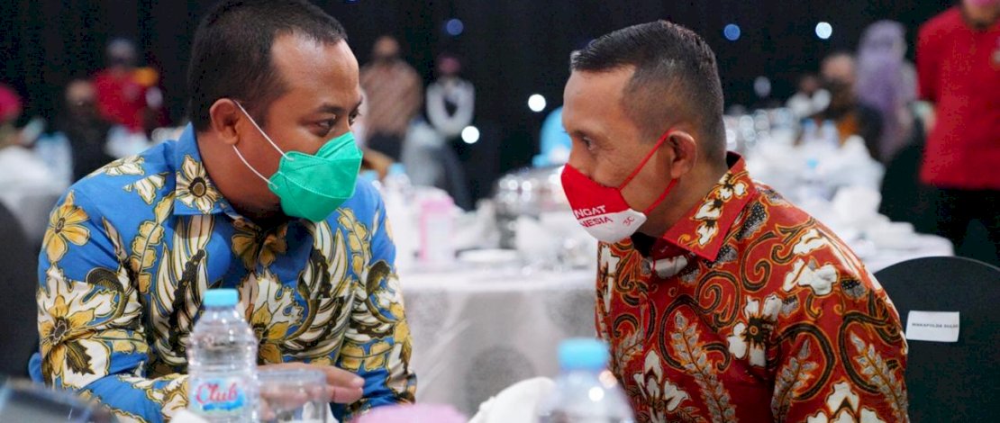 Wagub Sulsel, Andi Sudirman Sulaiman bersalaman ala social distancing dengan Kapolda Sulsel, Irjen Pol Merdisyam.