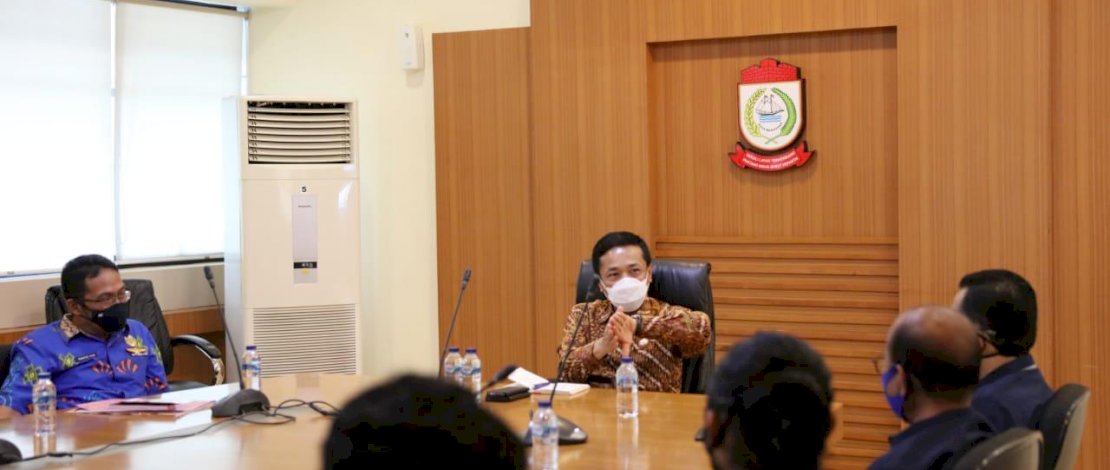 Pj Wali Kota Makassar, Prof Rudy Djamaluddin saat menerima tamu dari Karang Taruna.