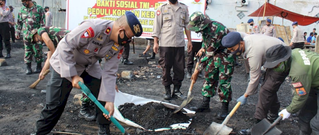 Brimob Parepare Bersama TNI hingga Masyarakat Bakti Sosial di Lokasi Kebakaran