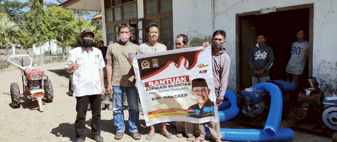 Traktor tangan bantuan Andi Akmal Pasluddin kepada petani di Pangkep. Traktor tangan bantuan Andi Akmal Pasluddin kepada petani di Pangkep.