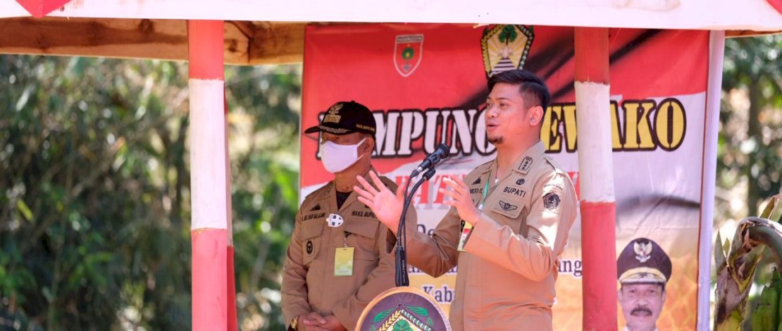 Bupati Gowa, Adnan Purichta Ichsan menyerahkan bansos beras kepada warga.