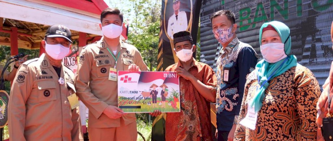 Bupati Gowa, Adnan Purichta Ichsan menyerahkan bansos beras kepada warga.