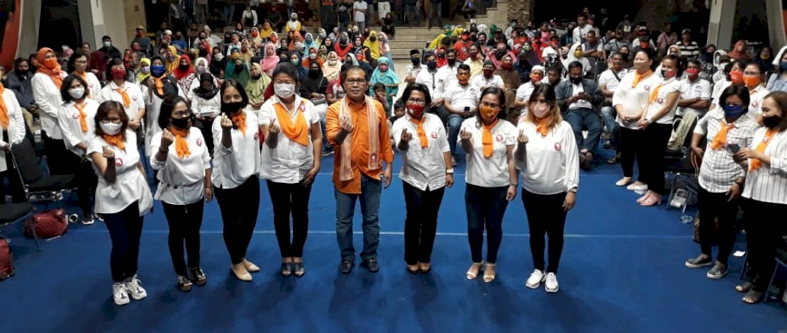 Pengukuhan relawan dari Komunitas Perempuan Tangguh Makassar di hadapan Balon Wali Kota Makassar, Moh Ramdhan Pomanto.