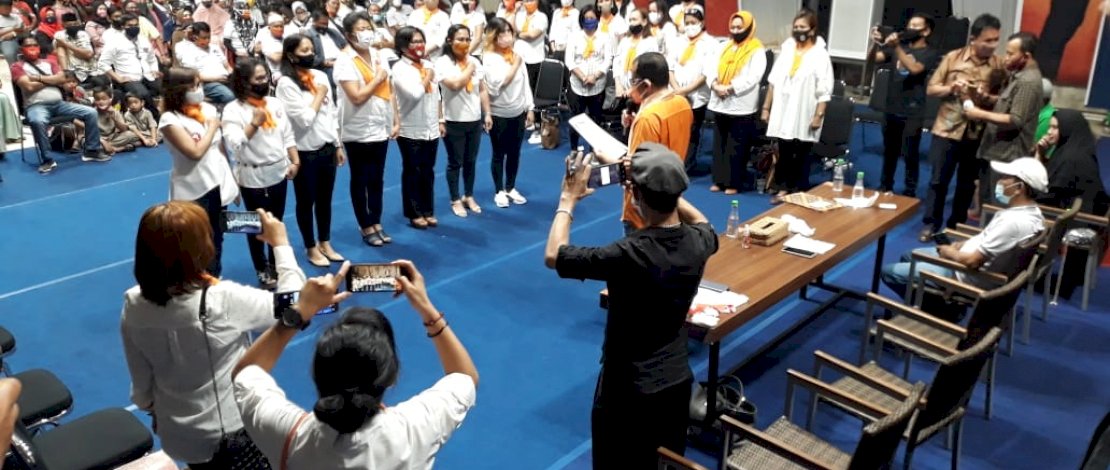 Pengukuhan relawan dari Komunitas Perempuan Tangguh Makassar di hadapan Balon Wali Kota Makassar, Moh Ramdhan Pomanto.